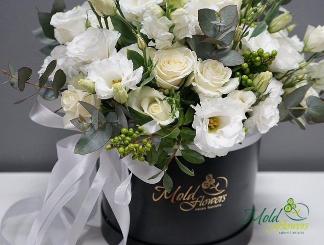 Box with white roses and eustoma ''Secret Dream'' photo